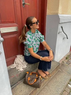 Säljer denna fantastiska och udda blusen från Lindex!  - Använd 1 gång. Storlek XS. Superfint skick!