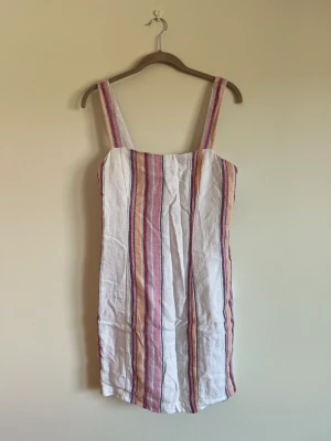 Klänning  - Klänning från Forever 21. Står inte storlek men uppskattar att den är S eller eventuellt XS. Fint skick. Dragkedja upptill på baksidan.