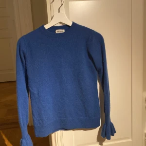 Soft goat tröja - Blå cashmere tröja från soft goat med detaljer nere vid armarna. Strl XS