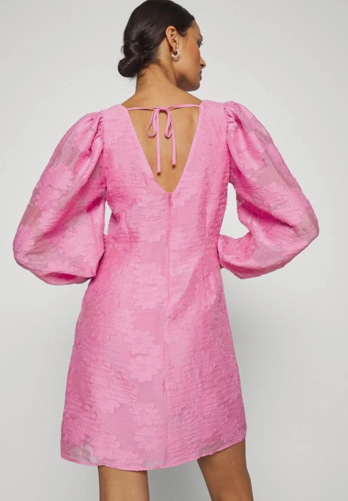 Oanvänd klänning från Samsøe 