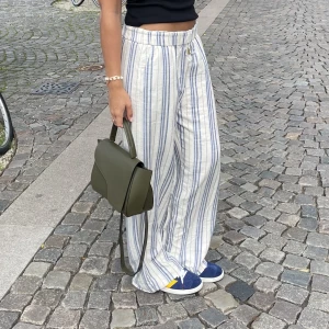 Randiga byxor  - Säljer dessa randiga byxor från Lindex. Storlek 38. 