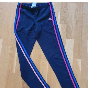 Leggings - Vintage Adidas leggings i jättebra skick trots att vara använda. Kan fraktas, men köparen står för frakten 💕