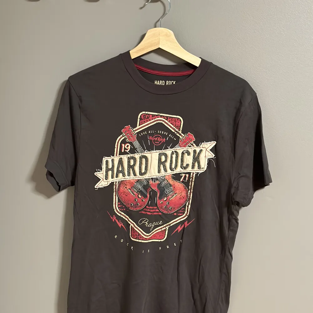 Hard Rock T-Shirt. Orginalpris 330kr Inte ofta använd.. T-shirts.