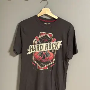 Hard Rock T-Shirt. Orginalpris 330kr Inte ofta använd.