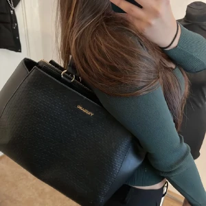 Vezzano väska - Vezzano väska som rymmer mycket! Relativt gott skick! Jag kan skicka bild på de små osynliga defekterna om det önskas!❤️