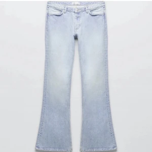 Zara bootcut jeans - Zaras supersnygga lågmidjade Bootcut jeans💕 nyskick använd fåtal gånger. Så fin ljus färg. Skriv för privata bilder