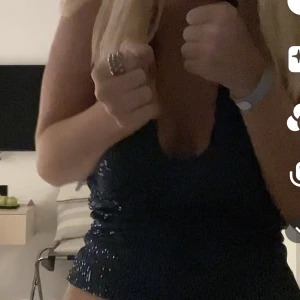 Glittrigt topp  - Säljer denna så fina glittriga toppen från nakd går att ha på flera olika sätt. Storlek xs men skulle säga att den är stretchig så jag som brukar ha S kan ha den. Skriv privat för bättre bilder💙