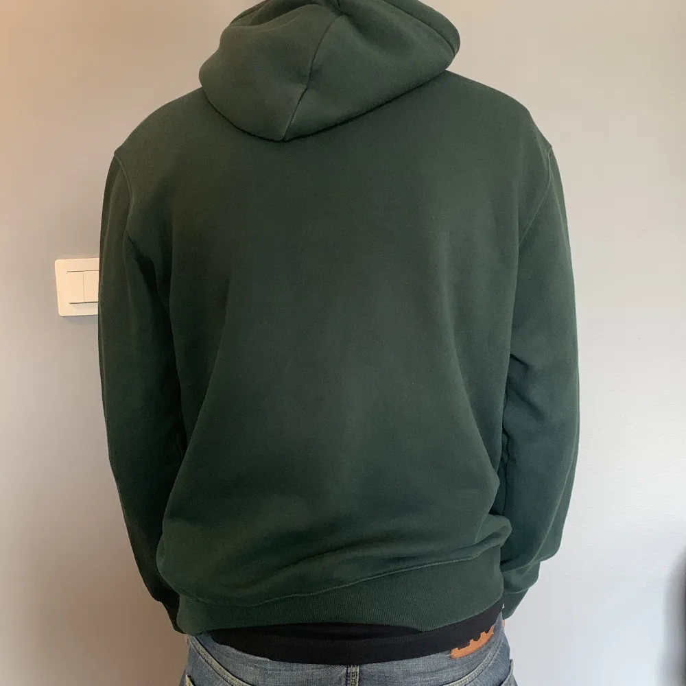 Grön H&M hoodie med tryck i bra skick Storlek M. Hoodies.