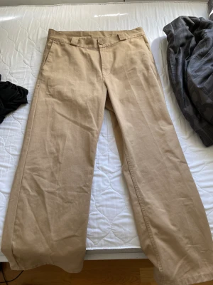Chinos - Rensar ut garderoben och behöver ej detta plagg mer. Hör av dig för fler frågor 😁