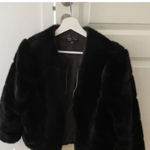 Fejkpäls från zara - Perfekt fejkpäls från zara för lite festligare tillfällen, eller till vardags! Den är kortare i modellen och sitter väldigt fint på. Väldigt sparsamt använd. Storlek S men jag skulle säga att den passar en XS eller S.