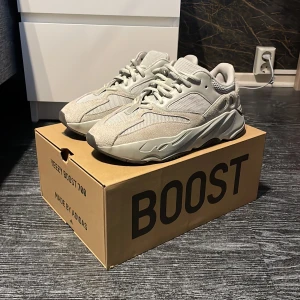 Yeezy 700 - Yeezy 700 som säljes då dem inte kommer till användning. Bara använda ett fåtal gånger. Köpta för 3200kr via CONFIRMED app. Kvitto finns