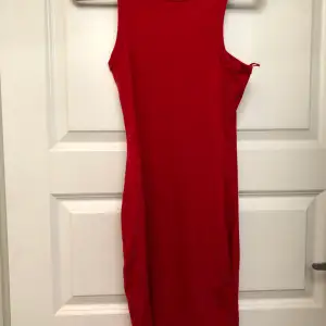 En klänning som aldrig är använd, Storlek L (skriv för mer info)