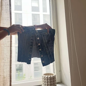 Jeans topp  - Så söt jeans topp från zara som är helt slutsåld! Köpte för runt 400, säljer för 350 då den är nyskick med prislapp kvar!! 💕