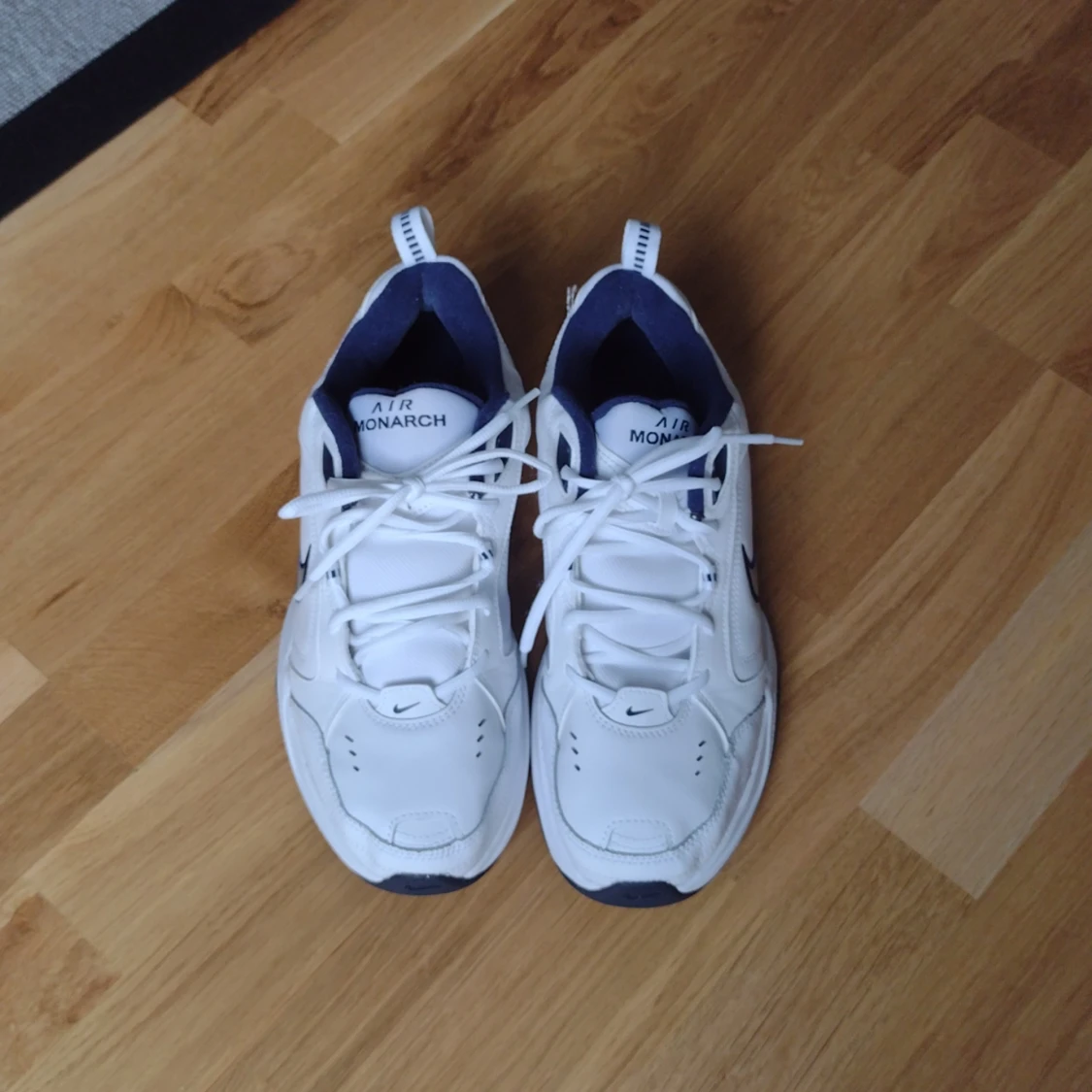 Snygga sneakers/tränings skor  - 90