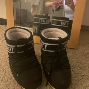 Moonboots☃️ - Jätte sköna o varma vinterskor till vintern, jag råkade köpa lite fel storlek men jag har använt dem ksk 4 ggr, as mysiga iallafall och sjukt söta☃️❤️