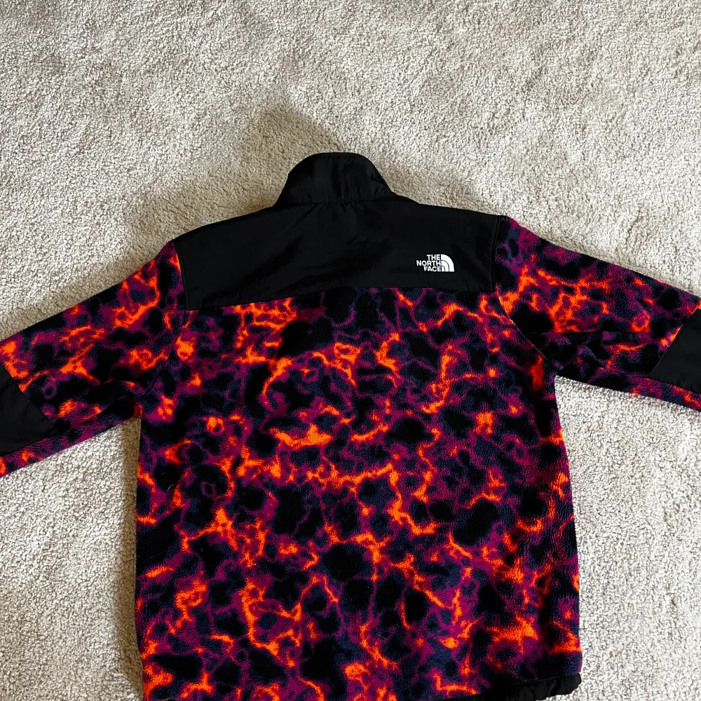 Jag säljer min nästan oanvända north face fleecejacka då den är lite stor för mig. Jag är en S/M men fleecen passar M/L. Väldigt limiterad fleece. Meddela mig gärna om ni har frågor om fleecen eller vill se fler bilder. Pris kan diskuteras vid snabb affär. Takit.