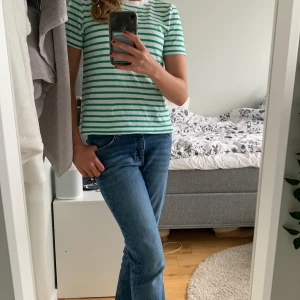 Grönrandig tröja  - Tröjan är i bra skick fast att den är ganska använd. Storleken är S men jag har XS och börjar växa ur den. Matreialet är lite tjockare och tröjan går inte att se igenom. Jag kommer att sälja tröjan för 99kr och jag återkommer med fraktkostnad❤️❤️
