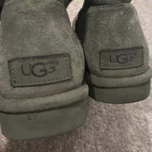 Grå uggs - Gråa uggs med knapp i använt skick, inga skador/defekter