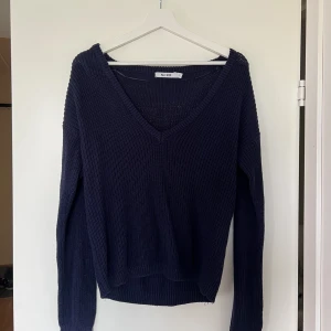 Marinblå stickad tröja från NAKD - Marinblå stickad tröja från NAKD storlek S, man kan ha den V ringad vanlig eller off shoulder 