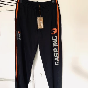 Helt nya GASP byxor! - Helt nya GASP byxor.  Str: XL Modell: Herr, Märke: GASP, Skick: Helt Nya.  Köptes för: 658kr ink frakt. Mitt pris: 349kr.   Kolla gärna in mina andra inlägg, Vid intresse av fler varor så fixar jag ett bra paketpris! 