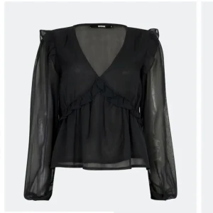 Bikbok blus - Säljer min jätte fina blus från bikbok!!  just för den är för stor för mig🥰pris går att diskutera 
