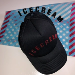 Icecream Rhinestone Logo Trucker - Sparsamt använd, tipp topp skick, inga flaws, som ny!  ✨ Matchande hoodie finns till paket pris 1700  ✨  💥 Pris går att diskutera vid smidig affär  🔥 Först till kvarn, alltid snabba svar 🔥 