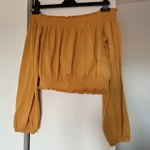 Gul/orange off shoulder tröja från h&m i jätte fint skick då knappt använd 💛🧡