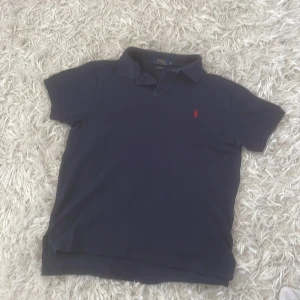 Polo Ralph Lauren Piké  - Pikétröja i riktigt fint skick   Polo Ralph Lauren custom fit i storlek M Nypris ligger på ca 1200