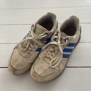 Adidasskor - Sneakers strlk 39. Smutsiga men annars i fint skick! 