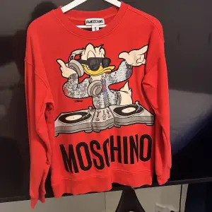 Röd Moschino sweatshirt, knappt använd 