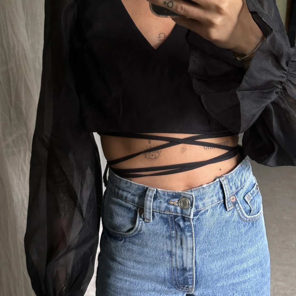 Svart blus med snörning - 90