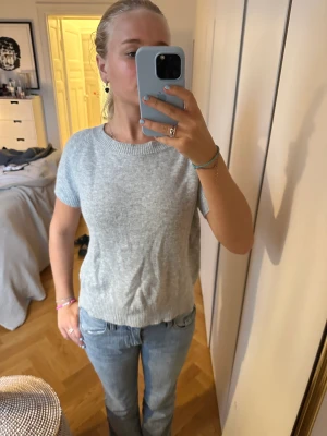 Vintage topp!  - Skit snygg Kashmir topp med läder detalj med knappar. Man kan ha den åt båda hållen. Den är köpt secondhand i nice för 700kr 🩷🩷