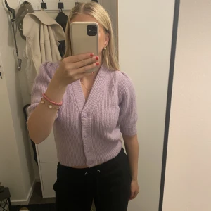 Lila kofta - Säljer denna stickade lila kofta från Monki i storlek S. Aldrig använd så därför i väldigt bra skick. 