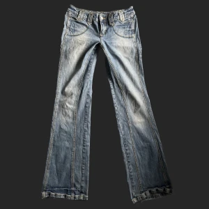 Lågmidjade U2K bootcut jeans - Super fina y2k lågmidjade bootcut jeans med unika bakfickor! midjemåttet:39cm tvärsöver, innerbenslängd: 84cm PS. KOLLA IGENOM MITT KONTO NI KOMMER HITTA MÅNGA Y2K OCH VINTAGE PLAGG 