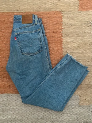Levis 501or - Fint skick. En modell med kortare ben. Strlk 27. 