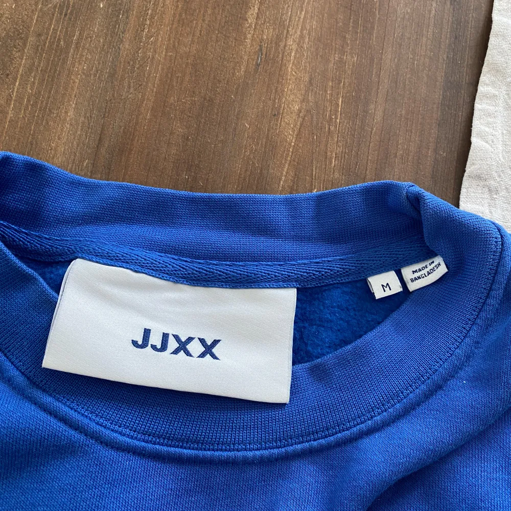 Blå sweatshirt från JJXX. Nästan helt oanvänd så i väldigt fint skick. . Tröjor & Koftor.