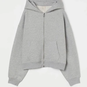 Hoodie⭐️ - Hoodie från hm, oversized i modellen med stor luva!! Slutsåld på nätet!!