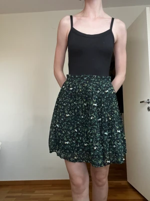 Kjol Whyred - Mönstrad minikjol från Whyred. Plisserad.