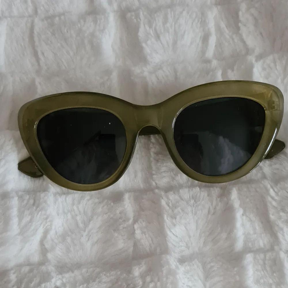 Ett par jättefina solglasögon i grönt! Hade använt mycket mer om det inte var för att de sitter lite tight.. Accessoarer.
