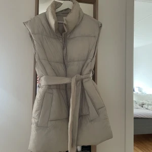 Väst  - En vit fin väst frn H&M använd några få gånger. Storlek S