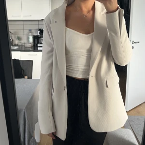 Grå/beige kavaj - Från Gina Tricot, använd 1 gång 🌸 nypris 599