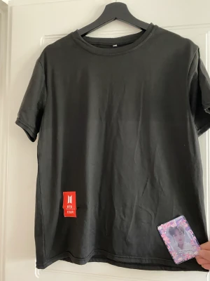 BTS WORLD TOUR  - Bts inofficiell, Nyskick, Kan skicka men står ej för postens slarv men skickar så säkert jag kan.