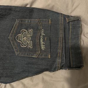 Low waist jeans - Lågmidjade jeans med detaljer. Köpta här på plick, står ingen storlek men skulle säga 34/36. väldigt långa i benen men går enkelt att vika upp eller klippa av om man är kort💕skulle säga att modellen är bootcut 
