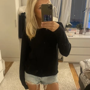 Stickad tröja - Jättefin svart stickad tröja i fint skick, har smutsig spegel💗 passar xs-m beroende på hur man vill att den ska sitta