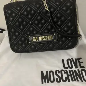 Säljer nu min fina svarta Love Moschino väska som tyvärr inte kommer till anändning. Köpt på Zalando för 2500kr o säljer nu för 1500kr. I nytt skick använd endast fåtal gånger.