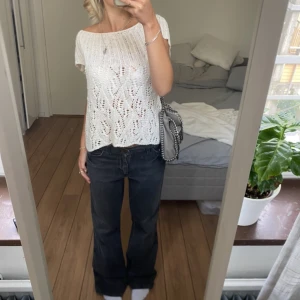Lågmidjade jeans bootcut grå svart - Säljer dessa lågmidjade jeans. Midjemått: 75cm Innebenslängd: 80cm. Har du någon fråga är det bara att höra av dig🫶🏻