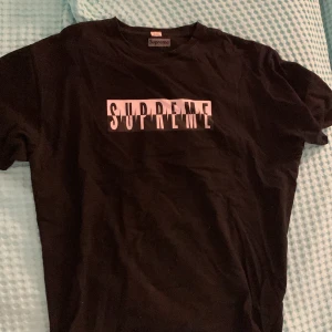 Supreme tisha  - Äldre supreme tisha som bara ligger där hemma som förtjänar mer kärlek 