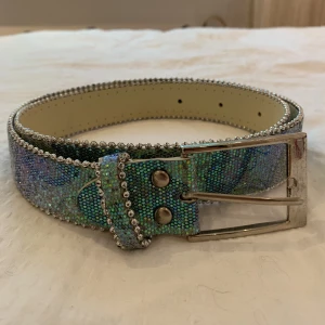 Skärp - Turkos glittrigt skärp i bra skick. Storleken är lätt att variera✨🐳