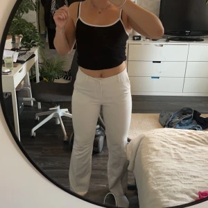 Vita kostymbyxor  - Vita kostymbyxor från Bikbok i storlek 40. Använda men ändå i ganska bra skick. Säljer pga av att dom är för små.