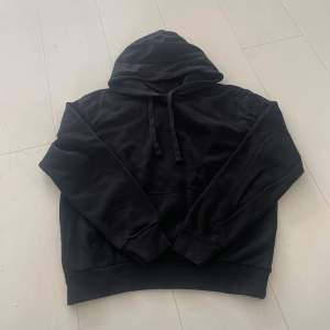 detta är en basic svart hoodie från hm divided, denna är också helt oanvänd. Pris kan diskuteras!!